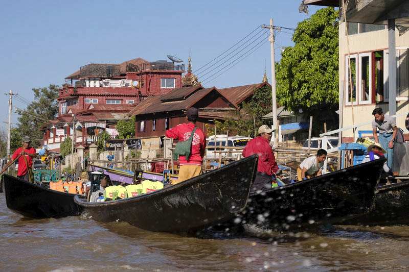 Arriving to  Nyaungshwe Pier