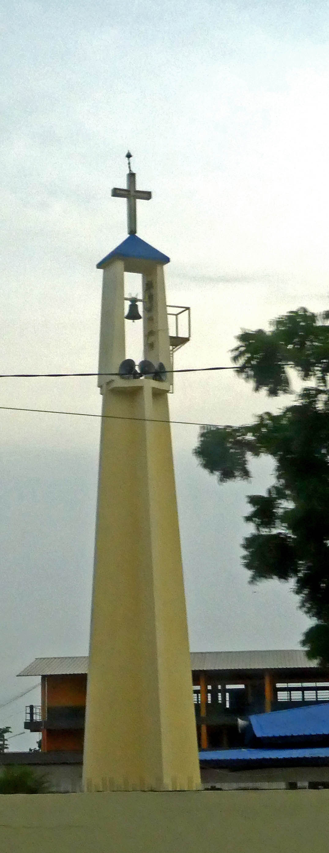 Minaret topped with Christian cross in Abidjan, Ivory Coast.JPG