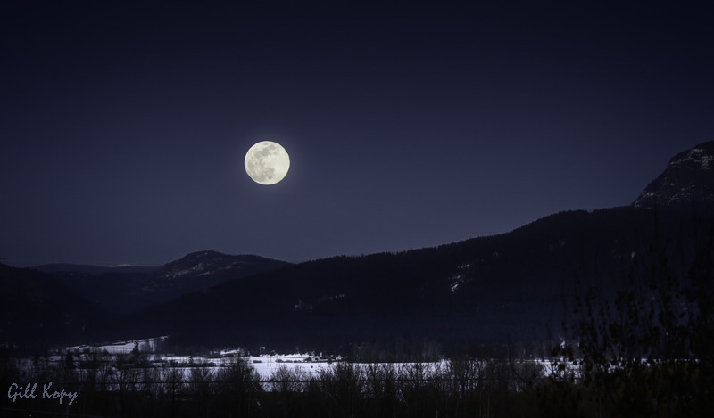 Moon_over_the_Valley
