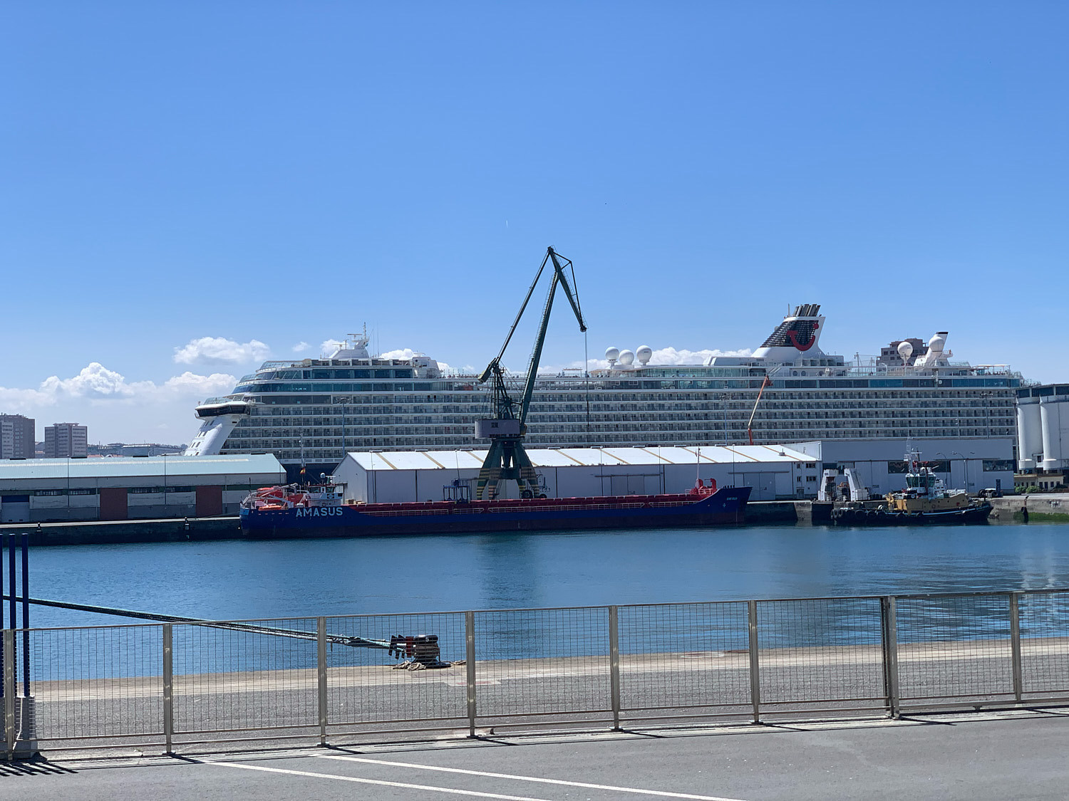 Barco crucero en el muelle
