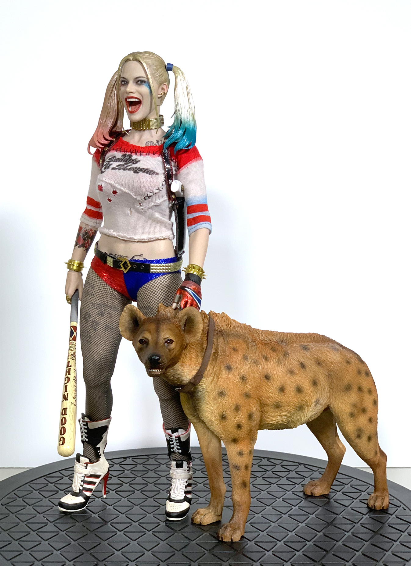 harley quinn with hyenas statue