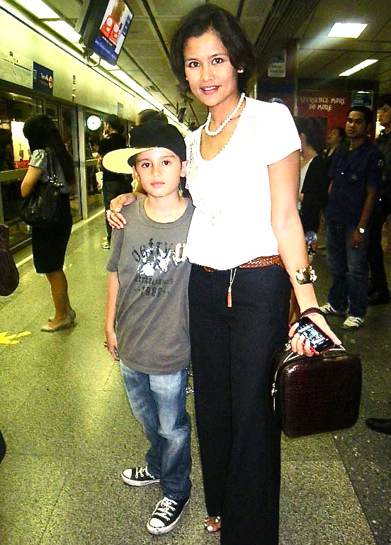 Lachlan and Kathy at the MRT on the way to the Bangkok Cultural Centre