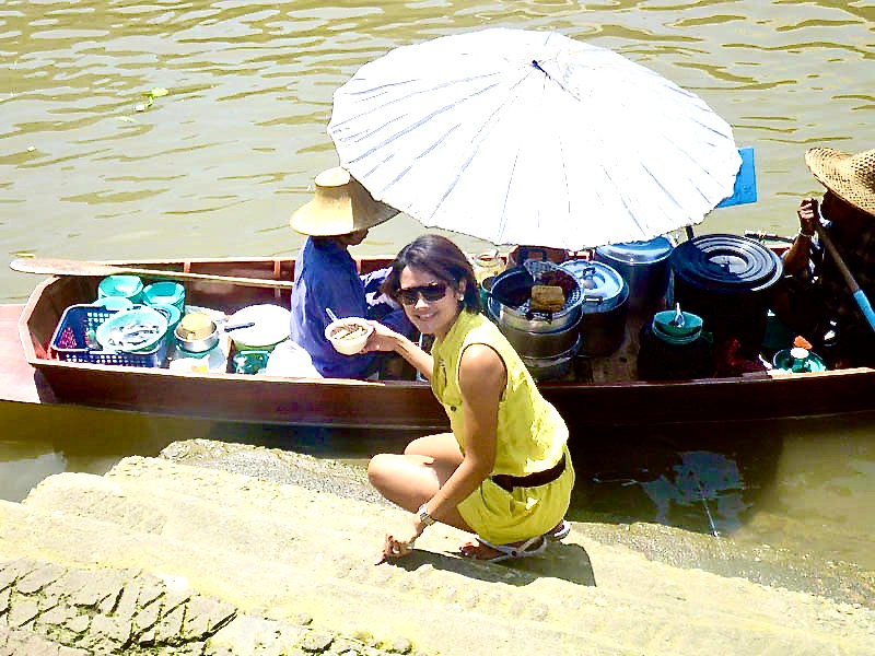 Floating vendor at Amphawa