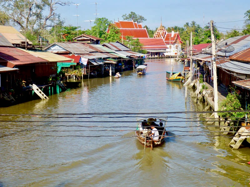  River and floating market at Amphawa