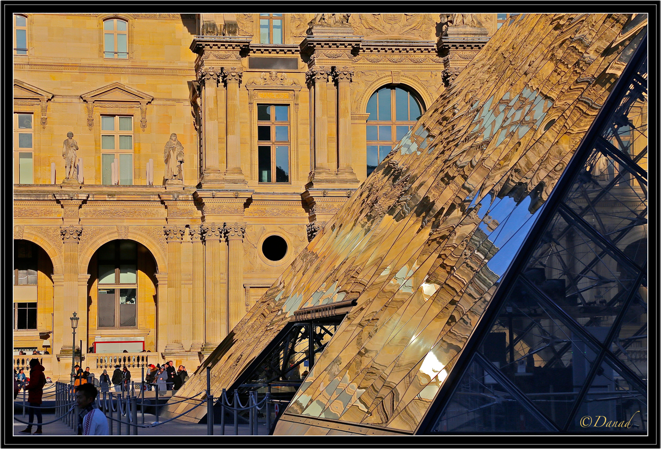 Pyramide du Louvre.