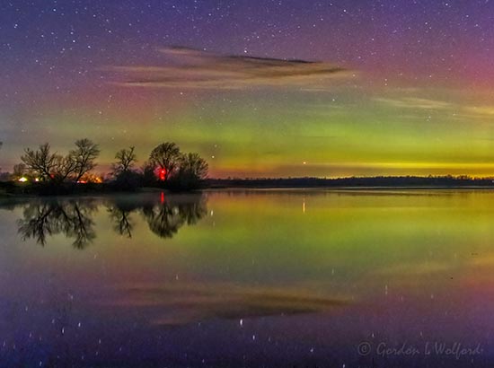 20220409 Aurora & Cloud Reflected 90D19154-6