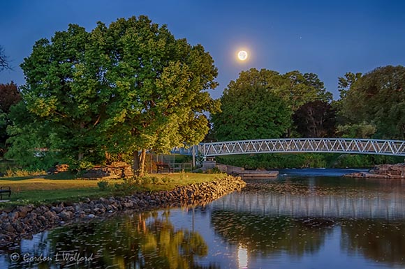 Sturgeon Moon Beyond Footbridge Over The Rideau Canal 90D31742-6