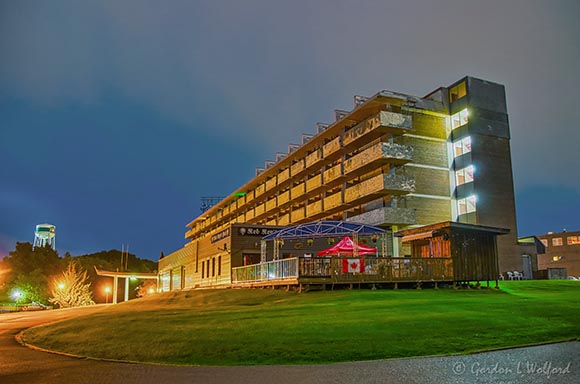 Hotel & Rob Roys Pub Patio On A Bright Night 90D78254-8