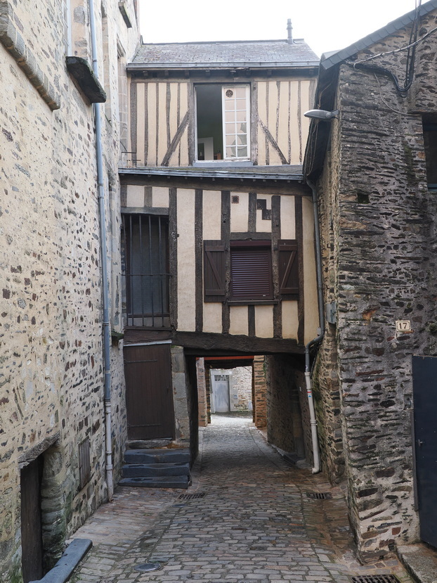 Vieux Vitr - rue du Bas Val leading outside the city walls