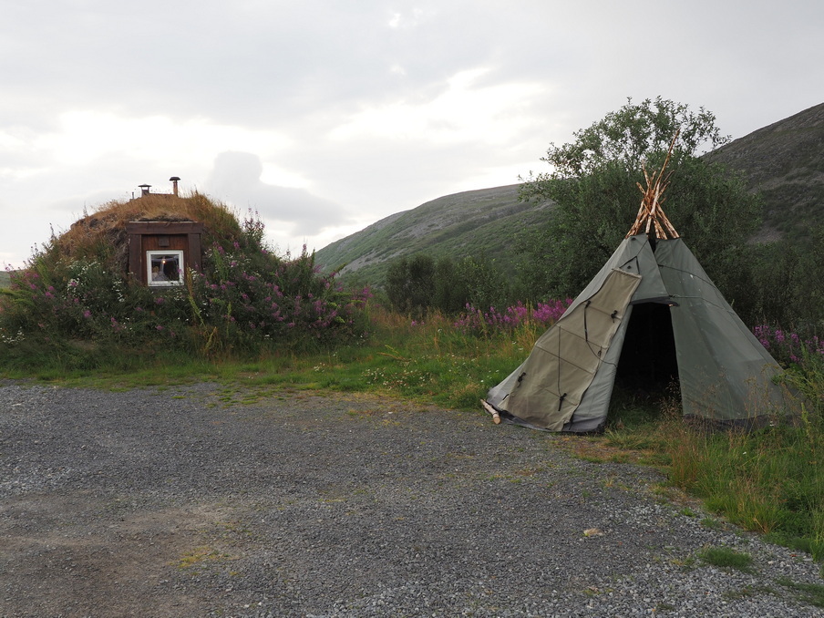 Sami house with itinerant winter tent