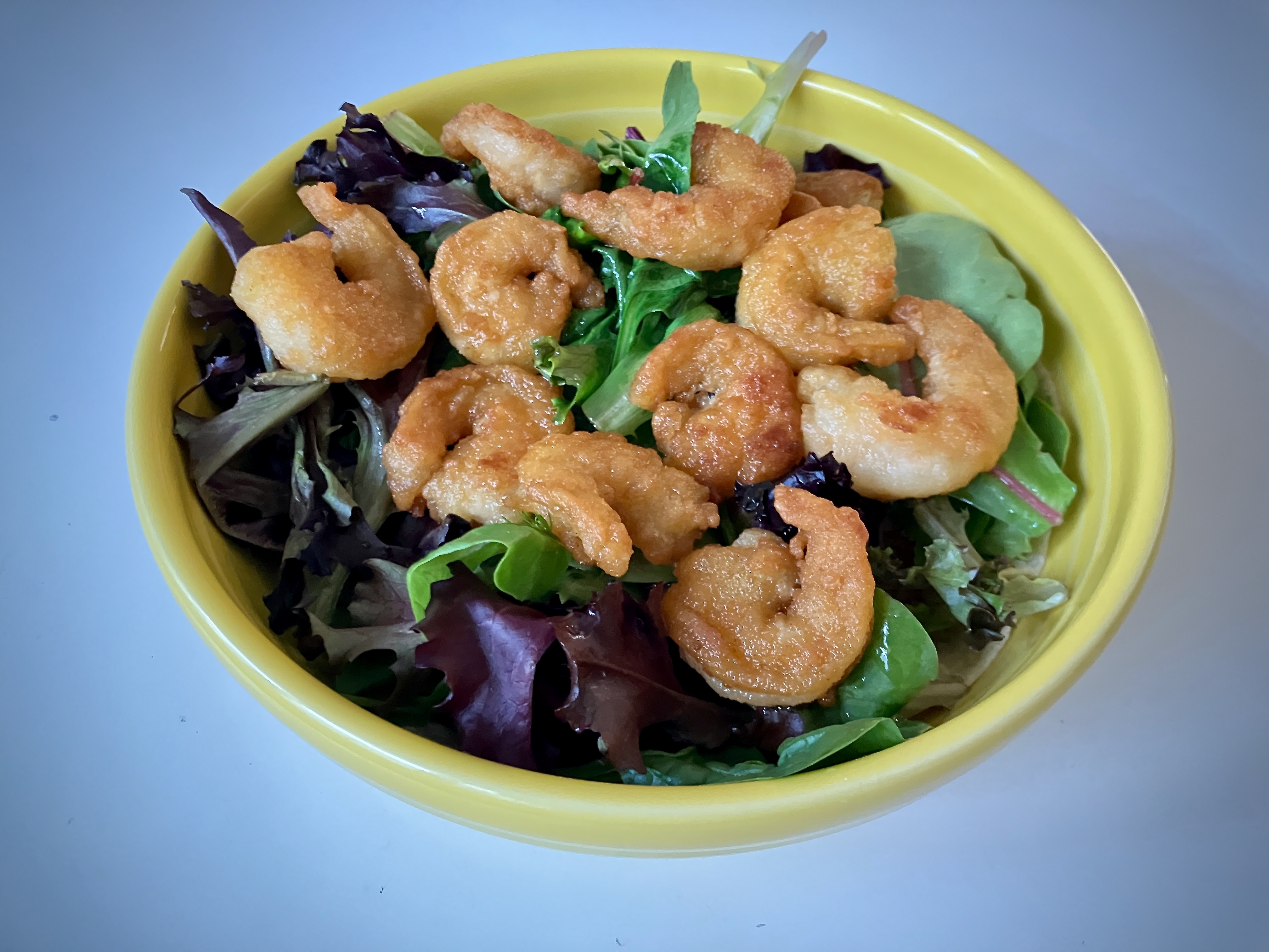 Ensalada de camarones y hierbas mixtas