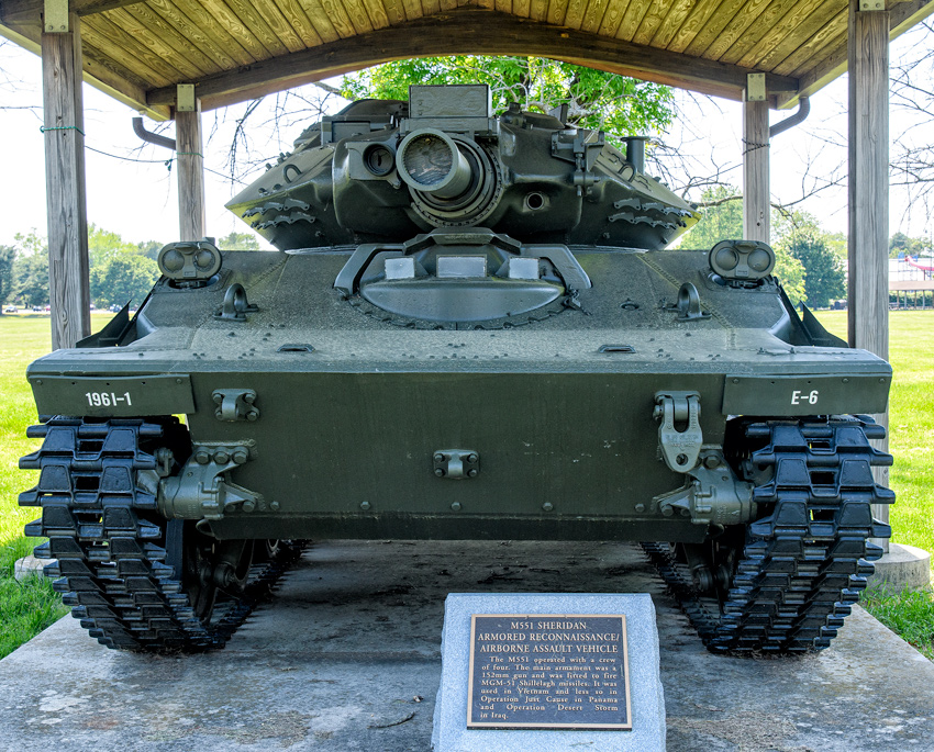 M551 SHERIDAN ARMORED RECONNAISSANCE / AIRBORNE ASSAULT VEHICLE photo