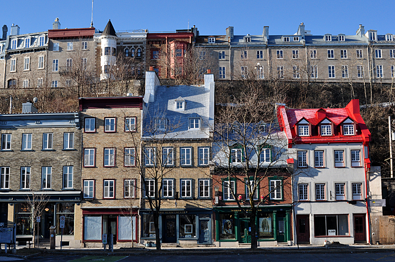 Devant, la rue St-Paul, en haut, la rue des remparts