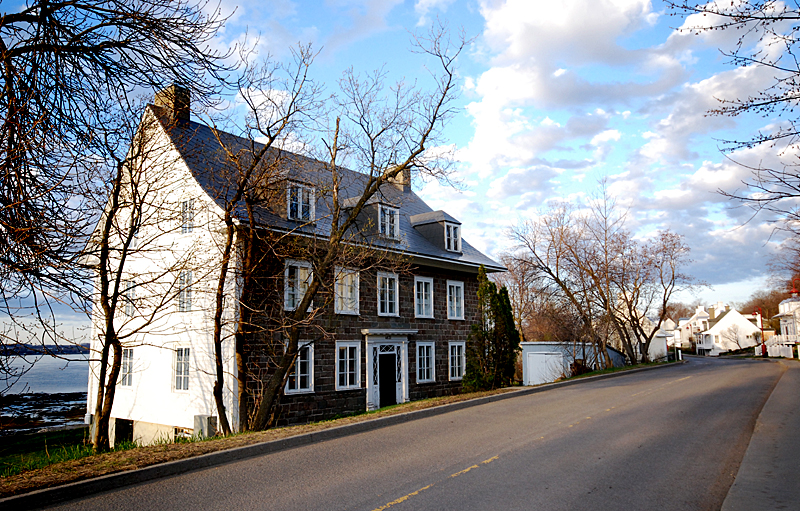 St-Jean. la route dans le village