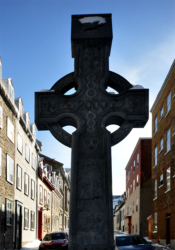 la croix celtique au bout de la rue St-Stanislas