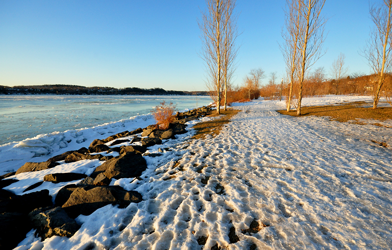 Promenade de Mars le long du fleuve