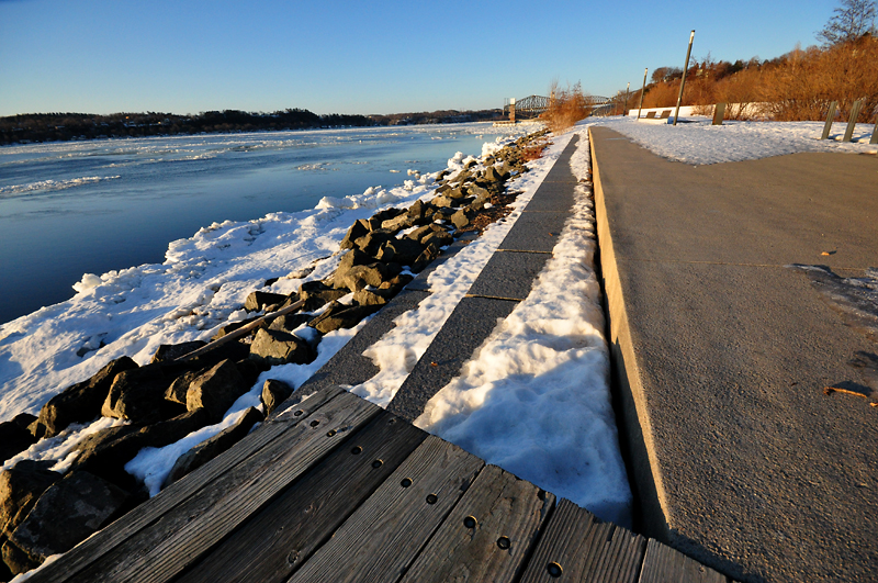 Promenade de Mars le long du fleuve