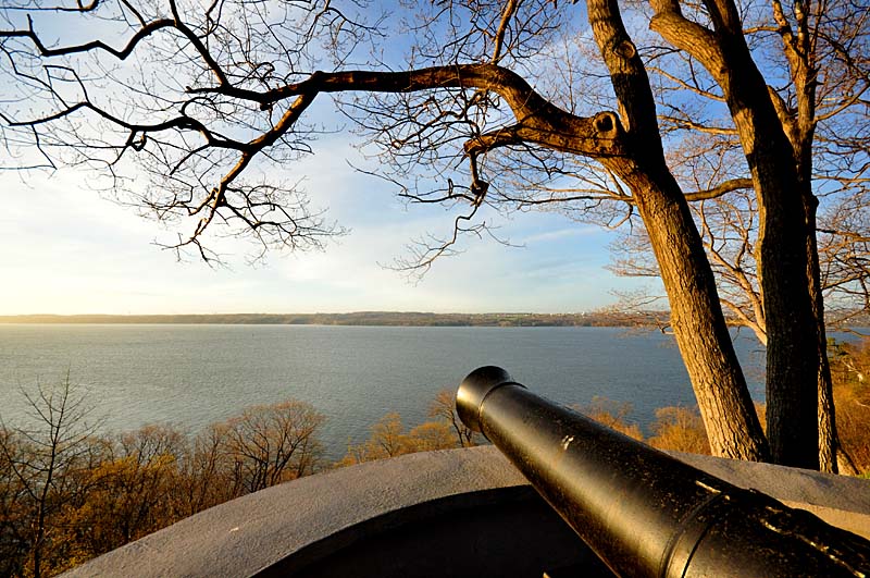 Un vieux canon qui veille sur le fleuve