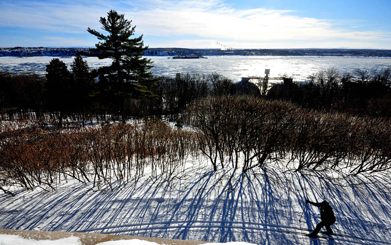 Du ski de fond devant le fleuve