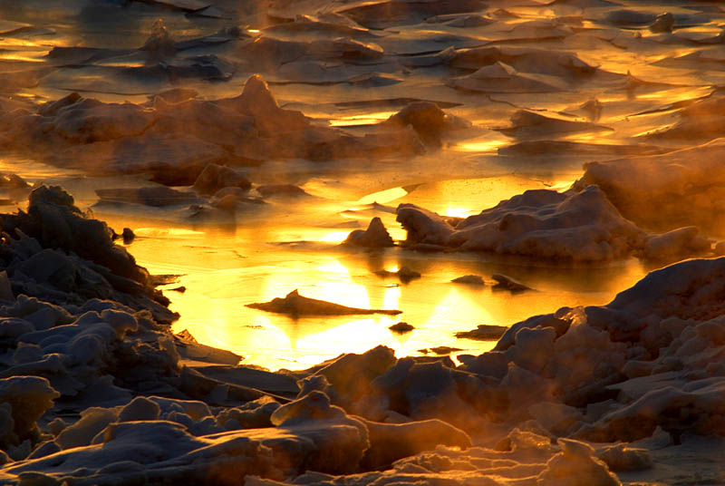 Le fleuve glac, dor par le lever du soleil