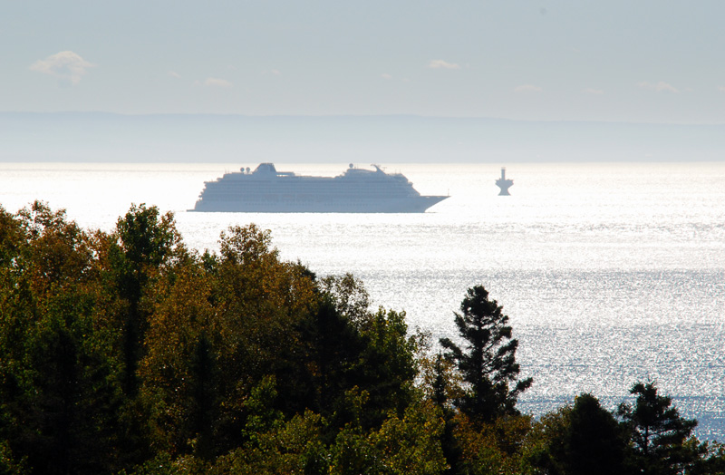 Dunes de Tadoussac , la croisire au loin