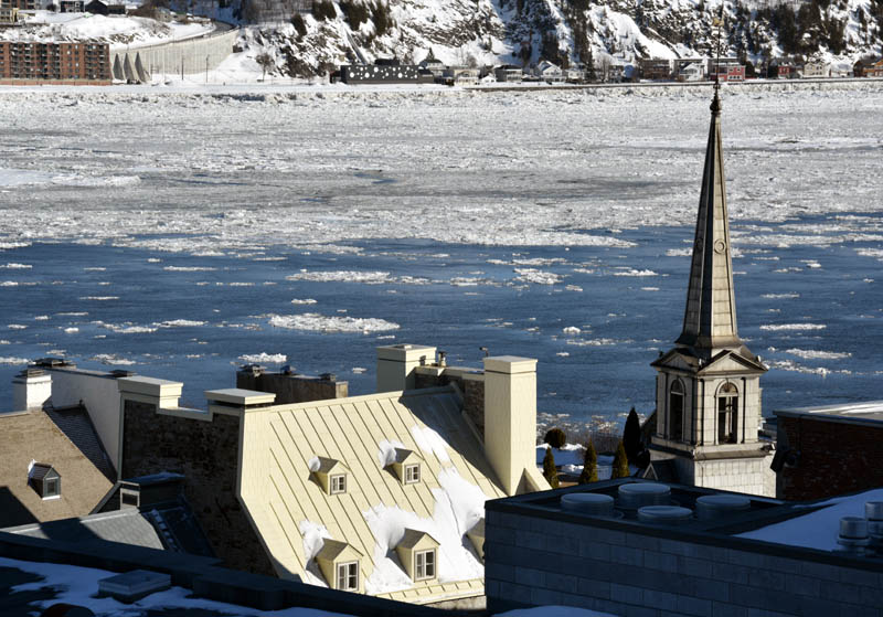 Le clocher de Notre-Dame-des-Victoires devant le fleuve