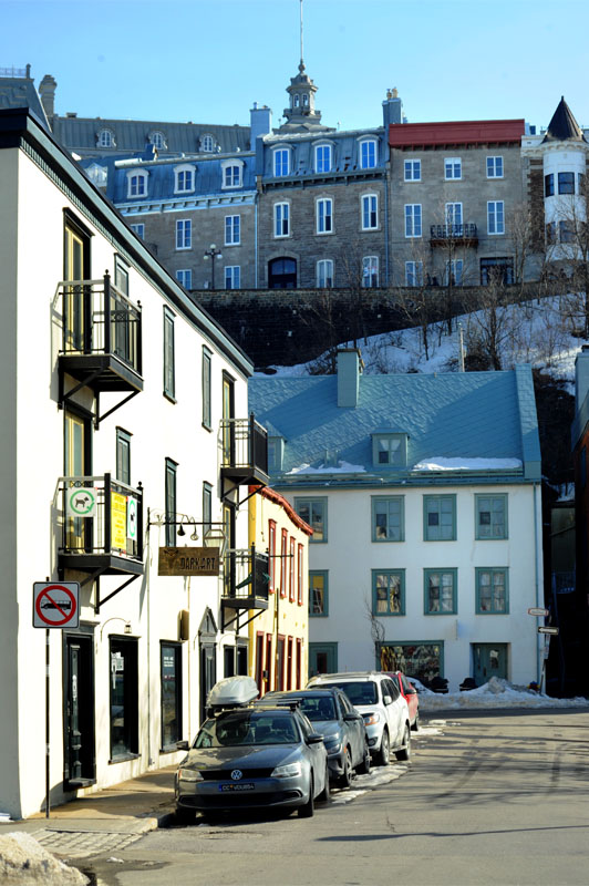 Au fond, la rue St-Paul