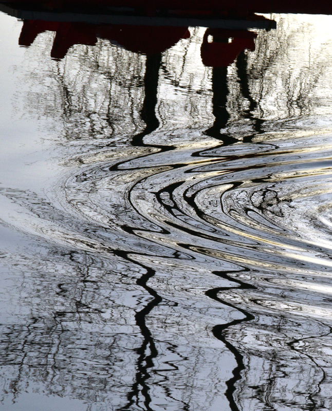 Reflet au quai. Base de Sainte-Foy