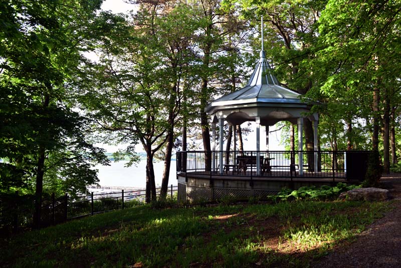 Pavillon sur la falaise