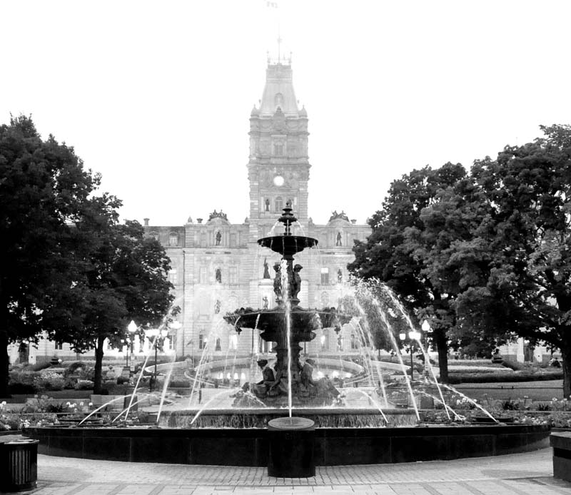 La Fontaine de Tourny et le Parlement du Québec