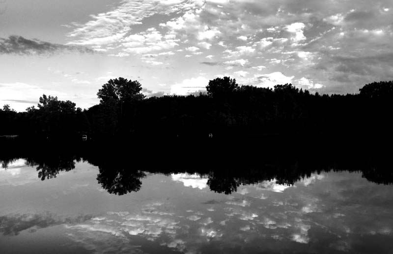 Le lac aux arbres noirs