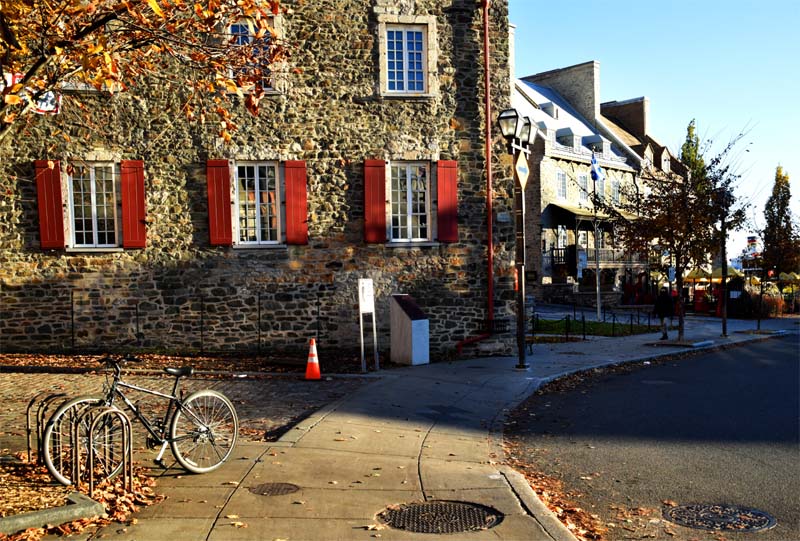 Bicyclette devant la maison Chevalier