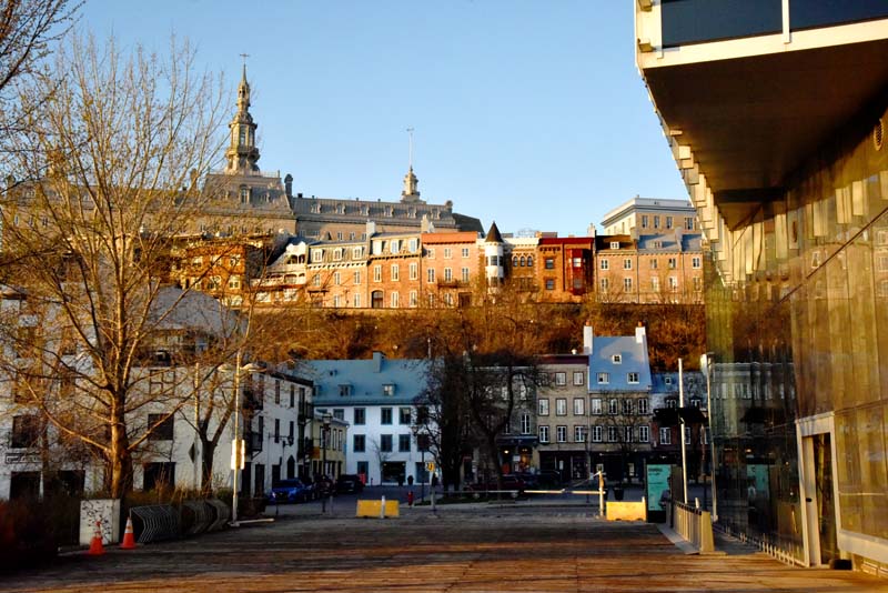 La rue des antiquaires et la haute ville