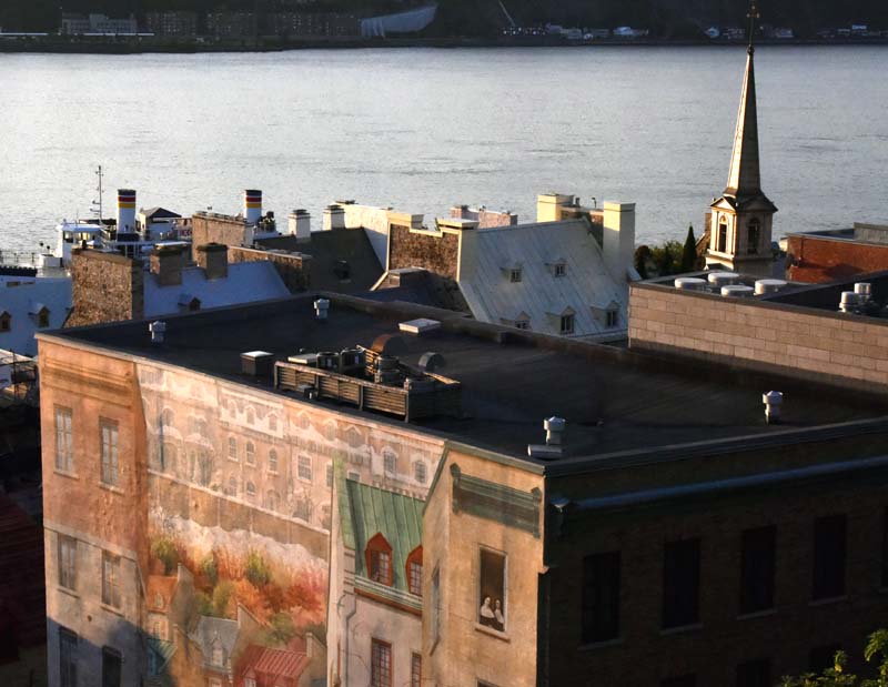 La murale et le clocher de Notre-Dame-des-victoires