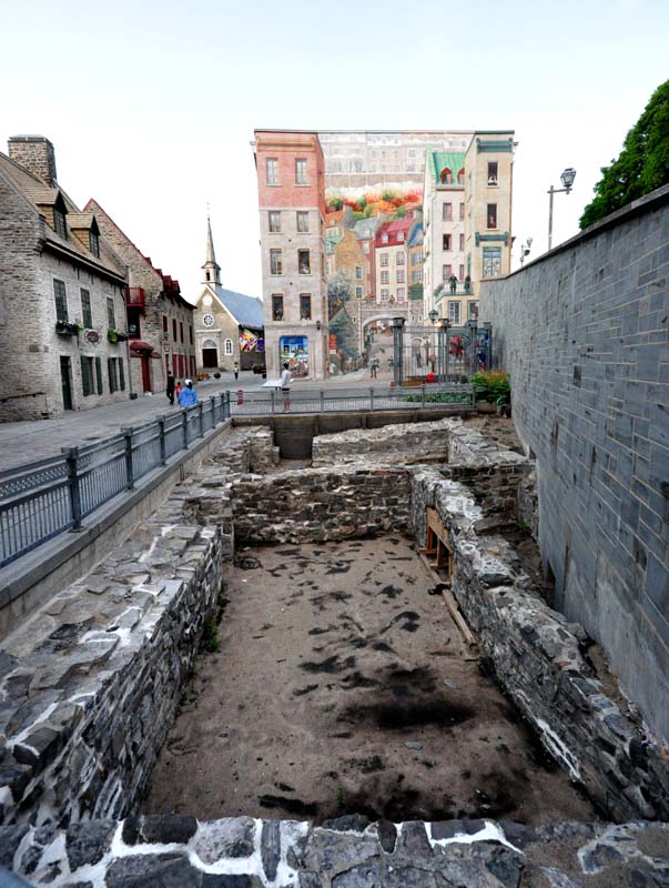 Les fouilles devant la murale