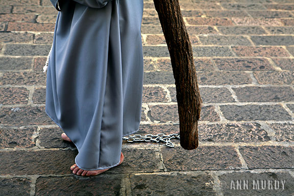 Bare feet and chains in Quertaro