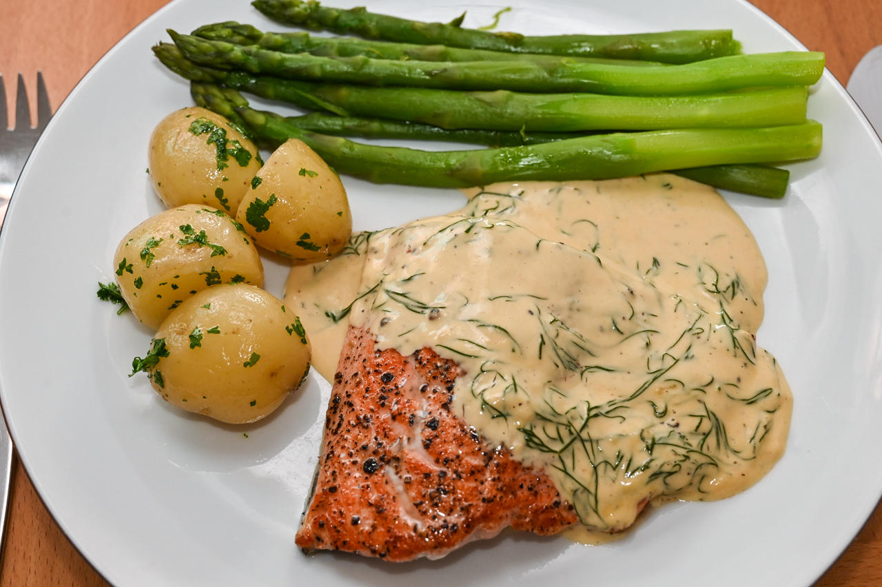 Salmon with Dill Sauce