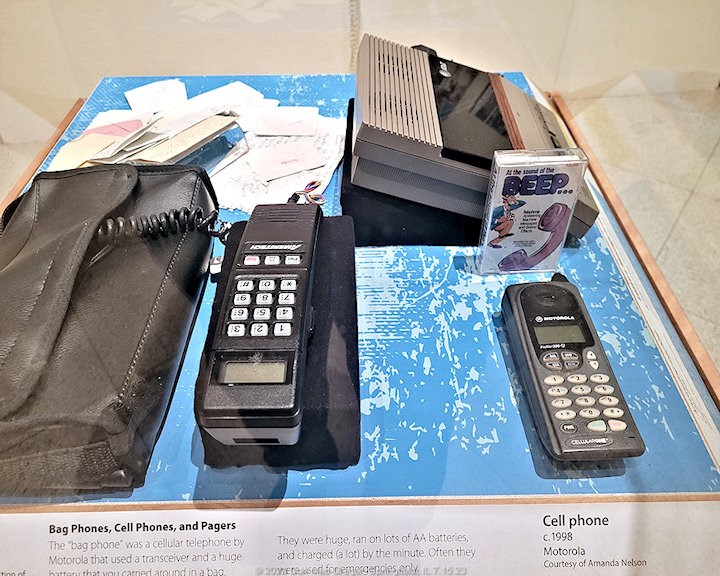 bag.phone.cell.phone.pagers.jpg