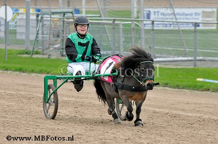 Minikoers 1. Shanti Zonneberg met Rebbel1.jpg