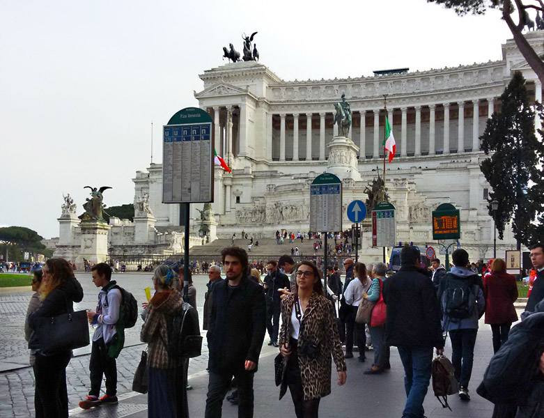 On Piazza Venezia143029