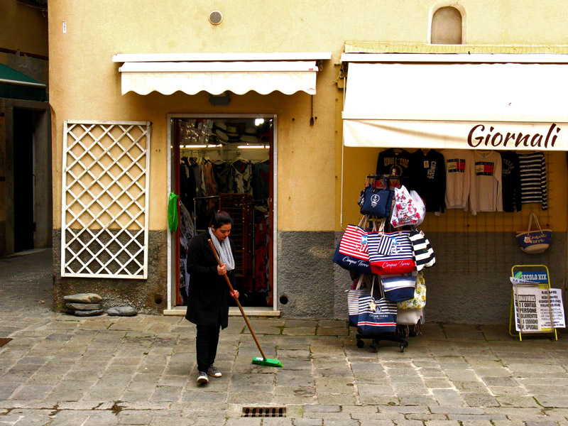 News and Souvenirs2606