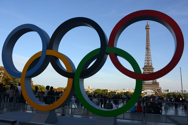 Olympic Rings with the Eiffel Tower from the Palais du Chaillot