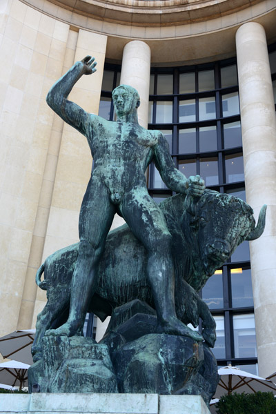 Hercules and the Cretian Bull, 1937, by Albert Pommier, west wing of the Palace of Chaillot