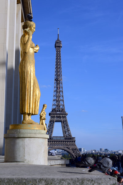 Gilded statue at the Palais du Chaillot with the Eiffel Tower