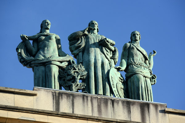 Sculpture group on the East Wing of the Palais du Chaillot, Connaissances Humaines-Human Knowledge, Raymond Delamarre 