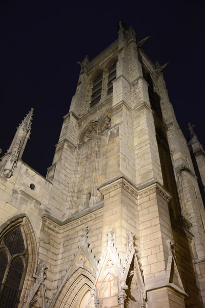 Tower of the glise Saint Severin at night