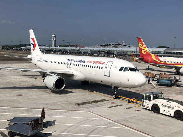 China Eastern A320 (B-6832) at KWL