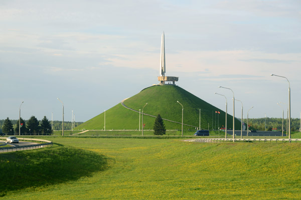 Hero City obelisk at the entry to Minsk - Mound of Glory