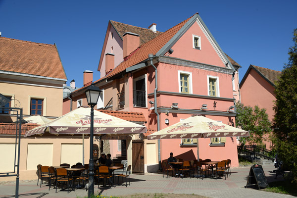 Outdoor tables, Trajeckaja nabiarežnaja 8, Trinity Suburb, Minsk