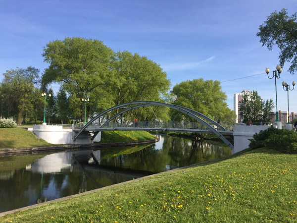 Arched pedestrian and cycle bridge over the Svislach River, Victory Park